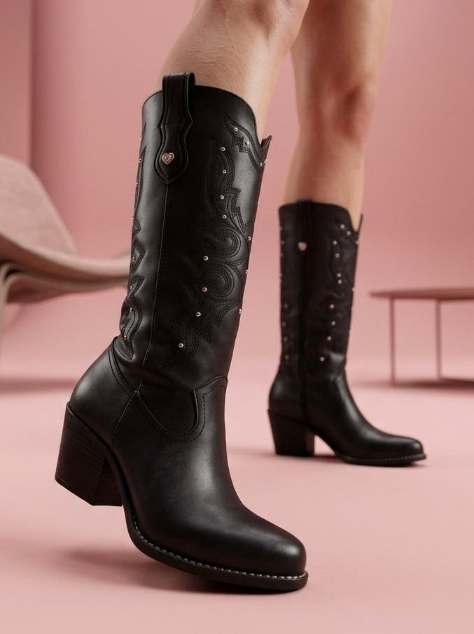 706A Bota Vaquera Negra con detalle de Estoperoles Plata tubo delgado Tacon 7 cm