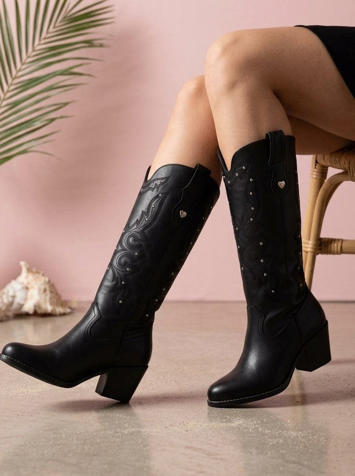 706A Bota Vaquera Negra con detalle de Estoperoles Plata tubo delgado Tacon 7 cm