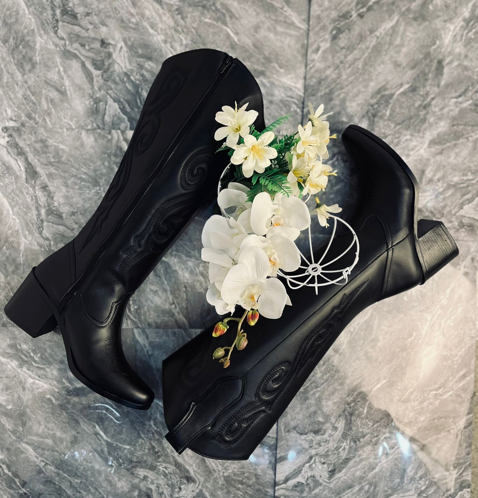 1219A Bota Vaquera Larga Tacón 7 cm con detalle bordado