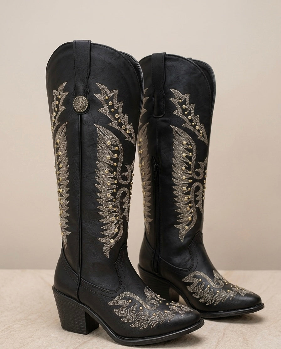 1040A bota de tubo alto con bordado y estoperoles tacón 6cm 