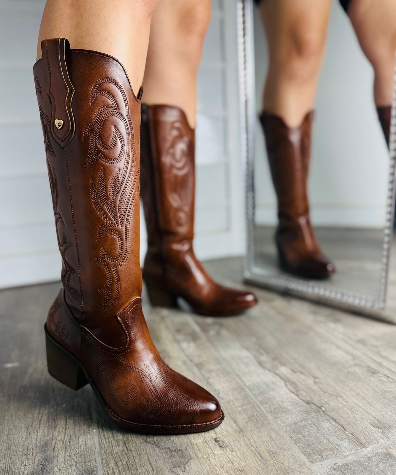 707A Bota Bordada Color Tan tacón 7 cm