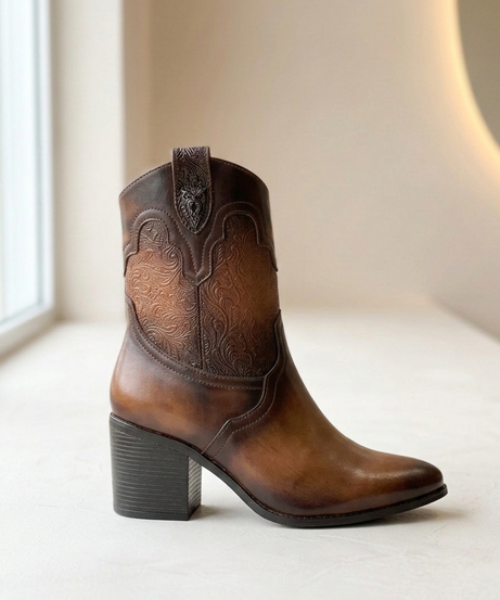 LBotin vaquero con detalle grabado tacón de 7 cm
