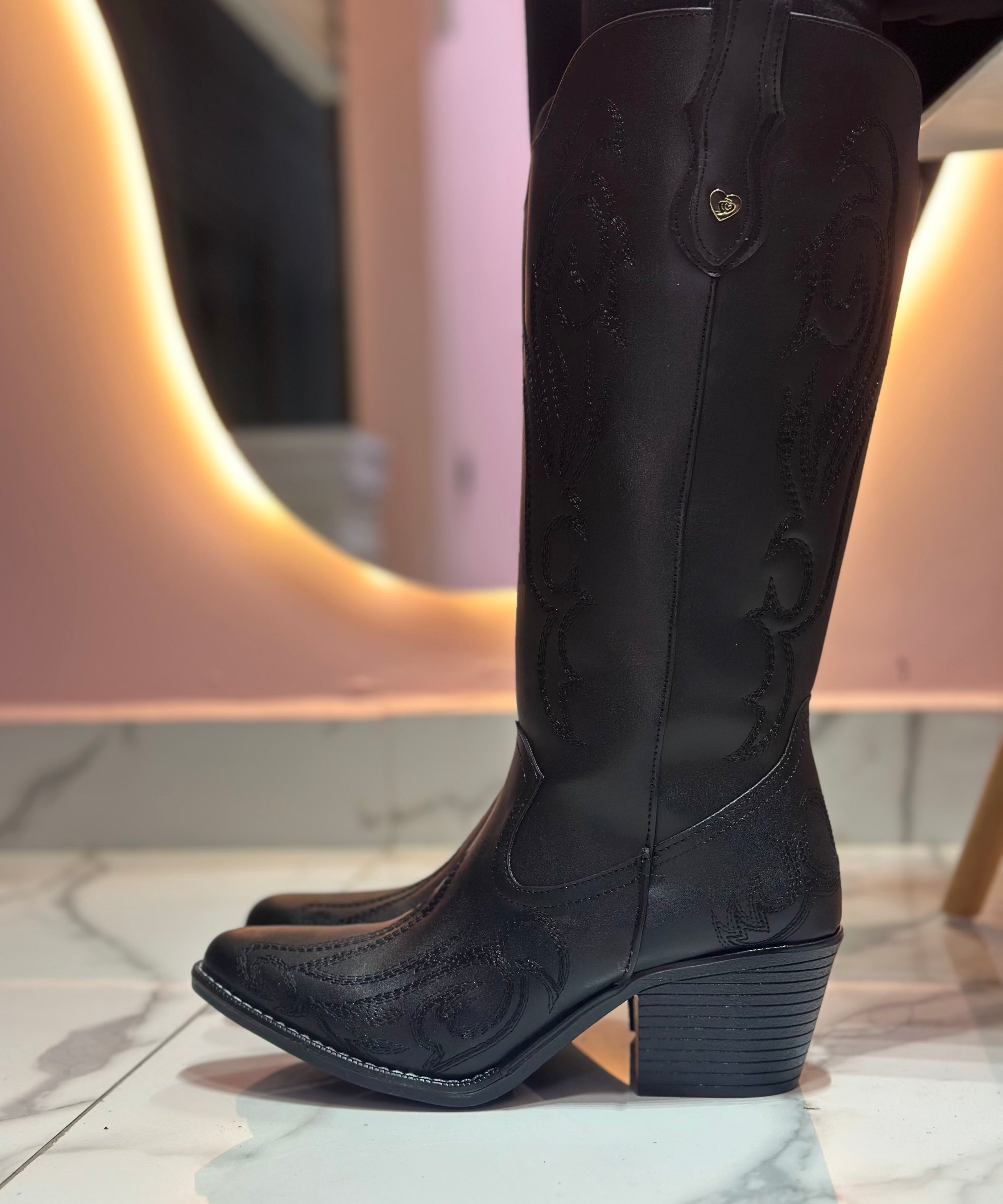 707A Bota Bordada Color Tan tacón 7 cm