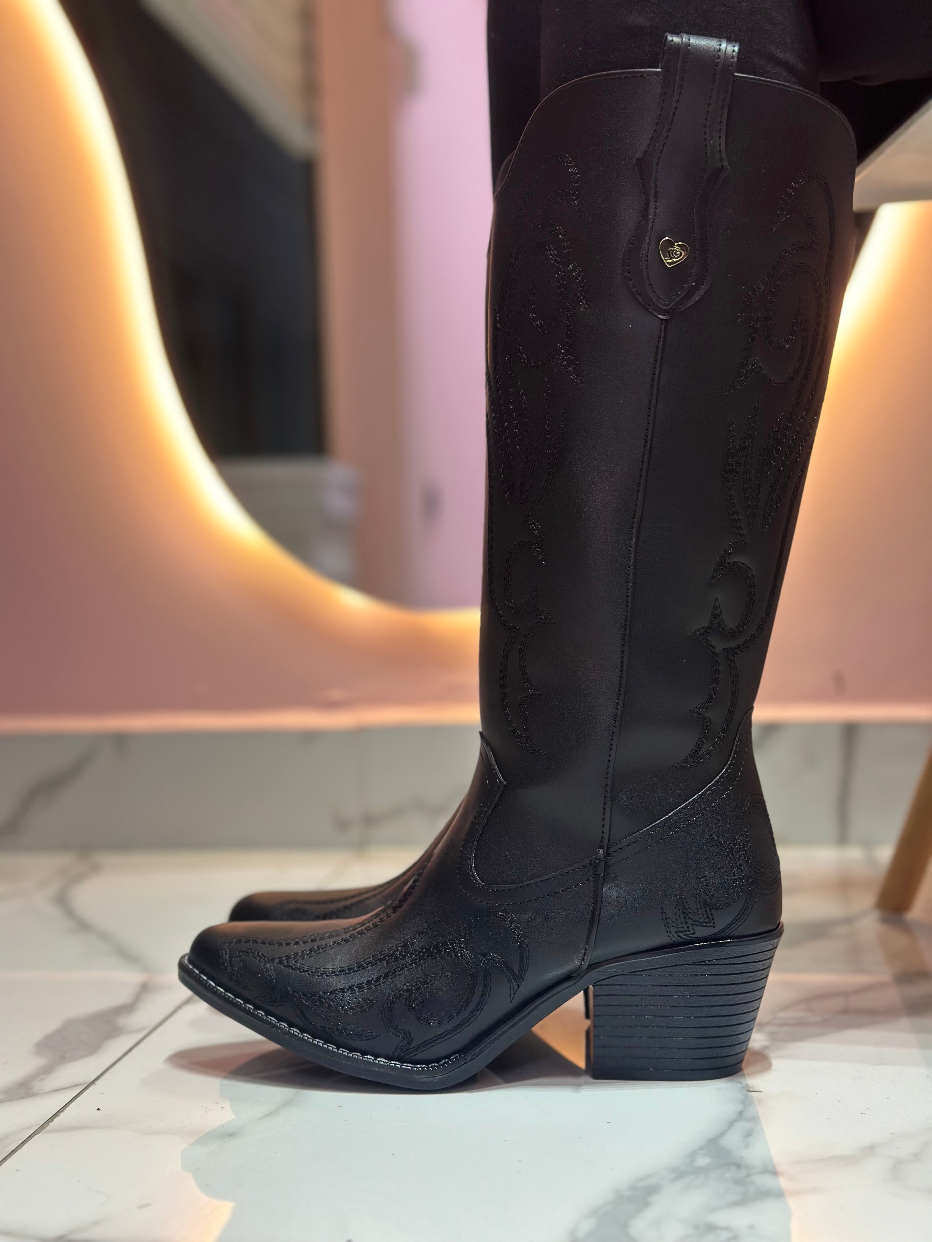 707A Bota Bordada Color Tan tacón 7 cm