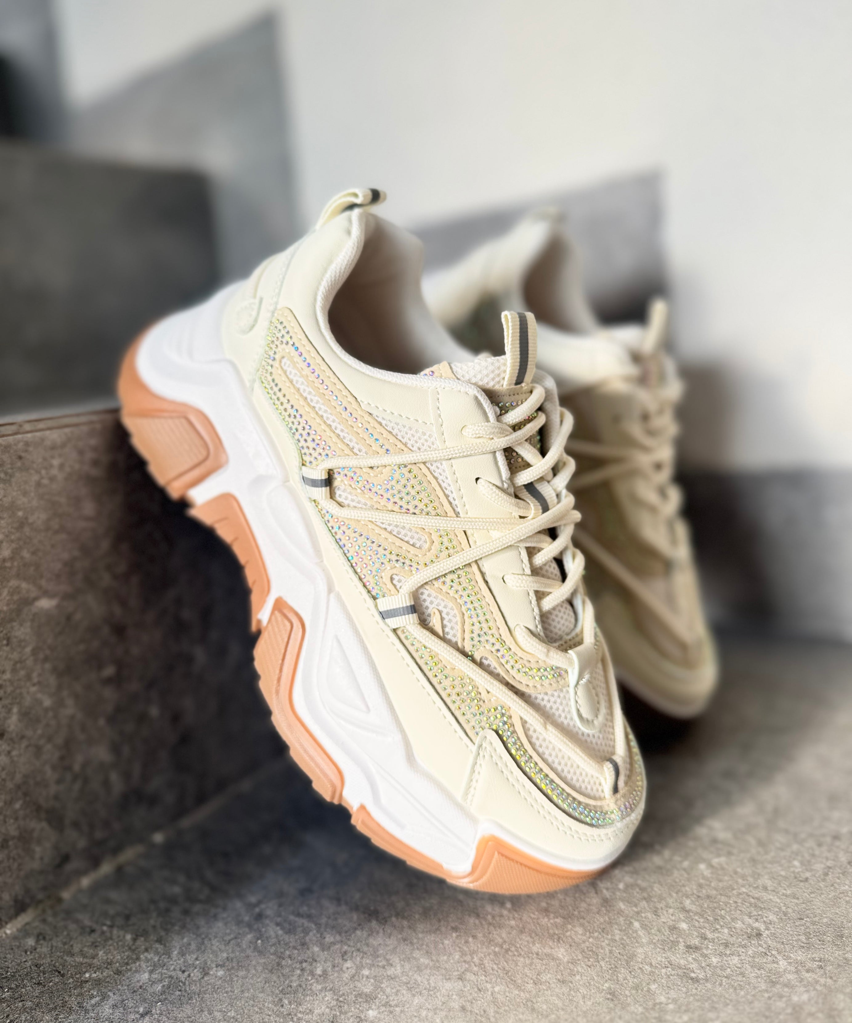 900 PLATAFORMA BRILLOS LATTE