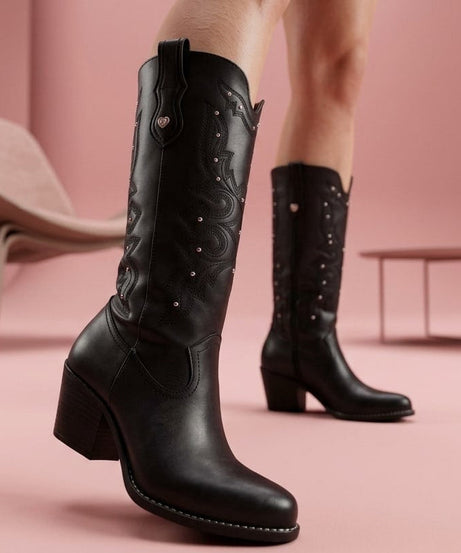 706A Bota Vaquera Negra con detalle de Estoperoles Plata tubo delgado Tacon 7 cm