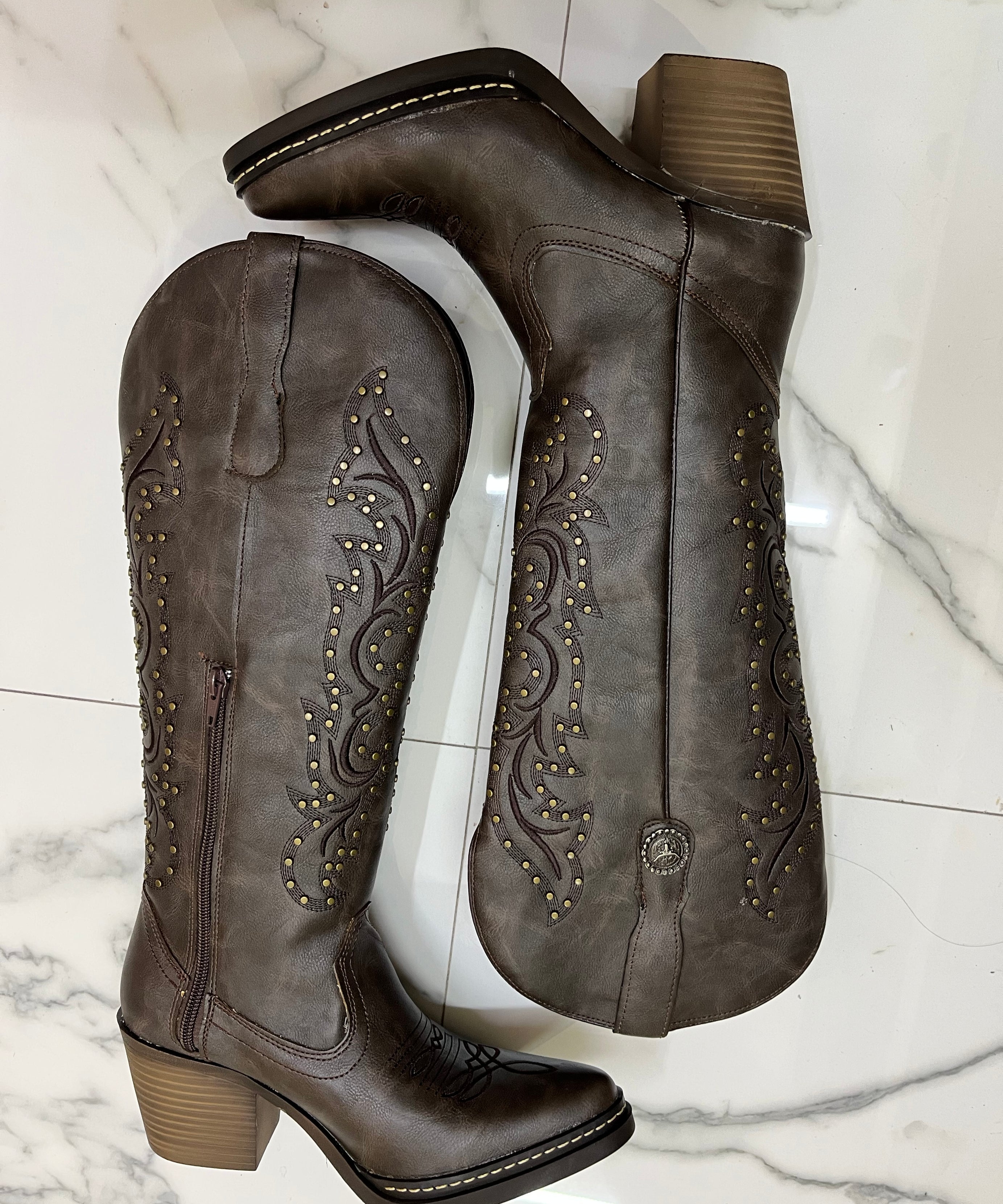 1061L bota, tubo alto con estoperoles y bordado tacón 7 cm ￼