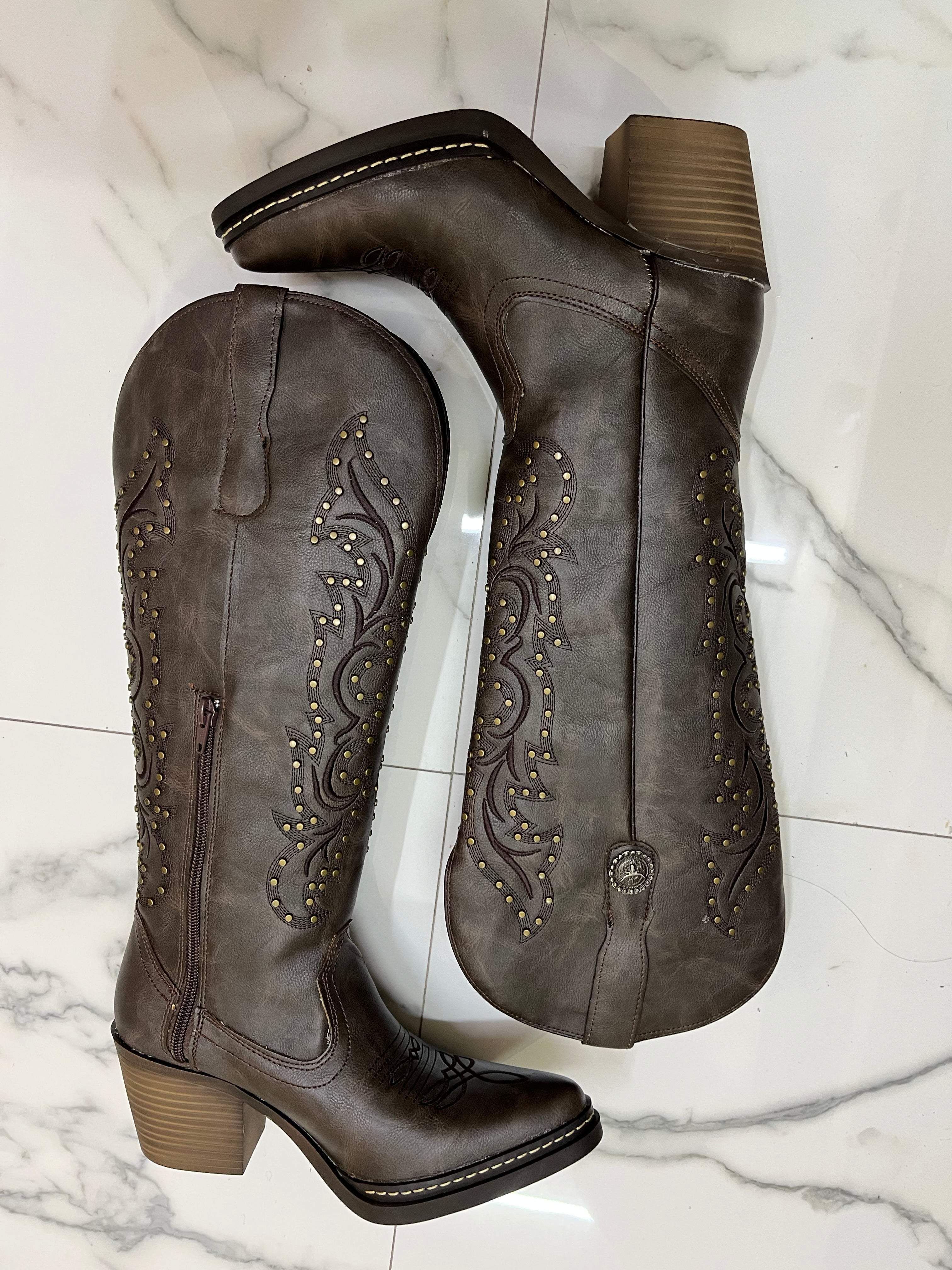 1061L bota, tubo alto con estoperoles y bordado tacón 7 cm ￼