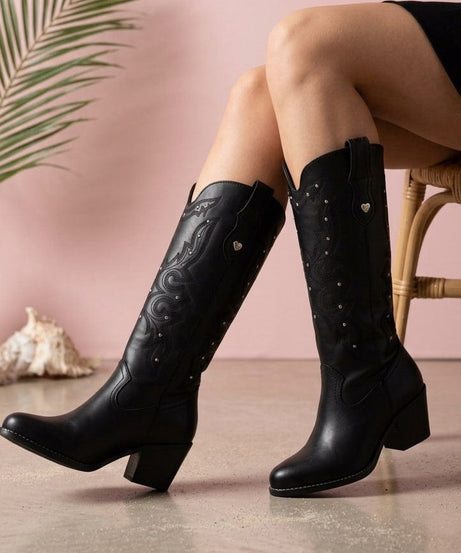 706A Bota Vaquera Negra con detalle de Estoperoles Plata tubo delgado Tacon 7 cm