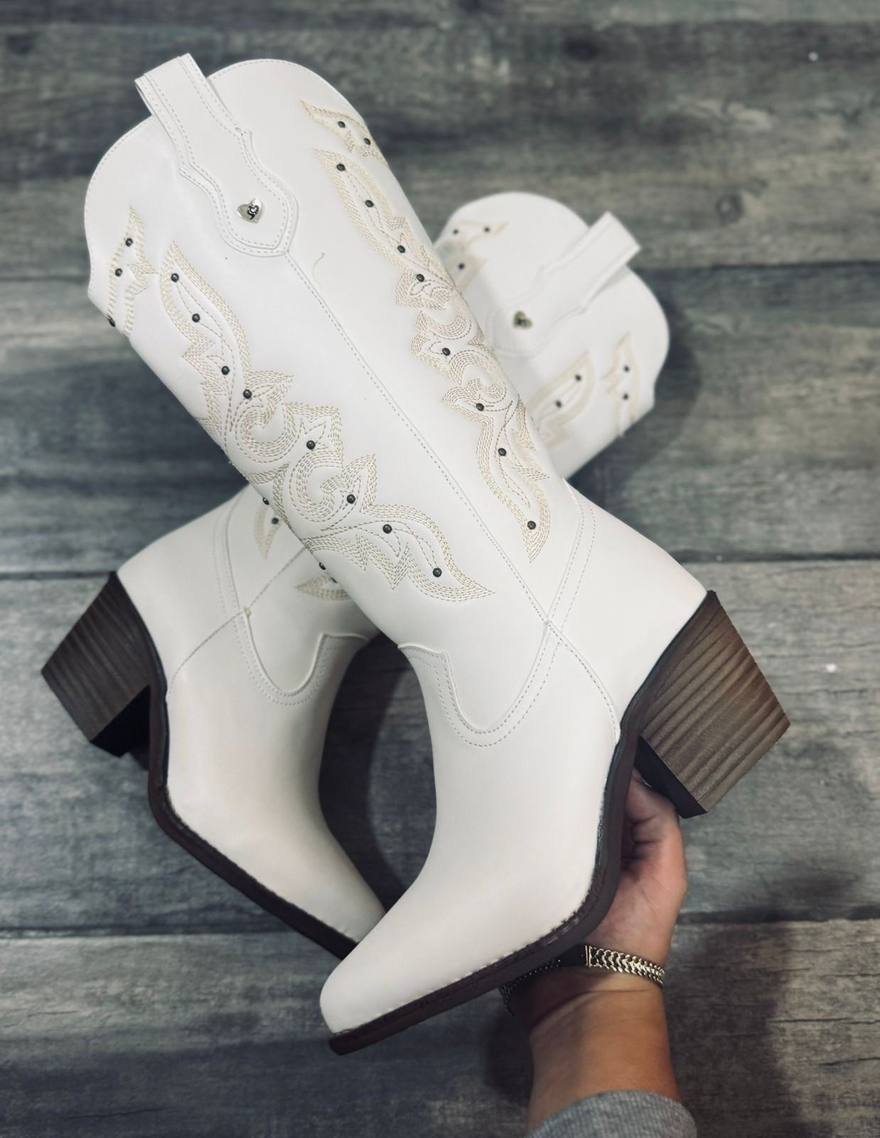 706A Bota Vaquera con detalle de Estoperoles tubo delgado Tacon 7 cm