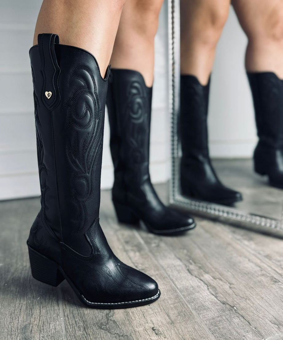 707A Bota Bordada Color Tan tacón 7 cm