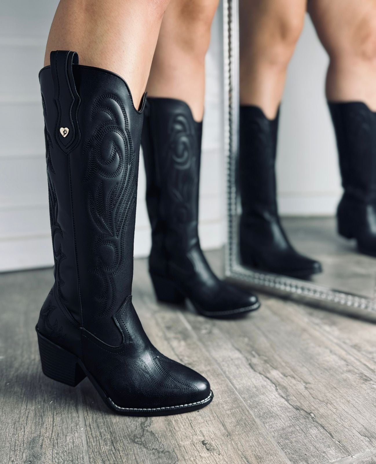 707A Bota Bordada Color Tan tacón 7 cm