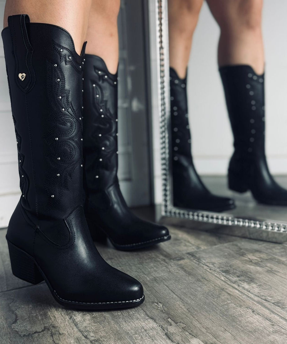 706A Bota Vaquera Negra con detalle de Estoperoles Plata tubo delgado Tacon 7 cm