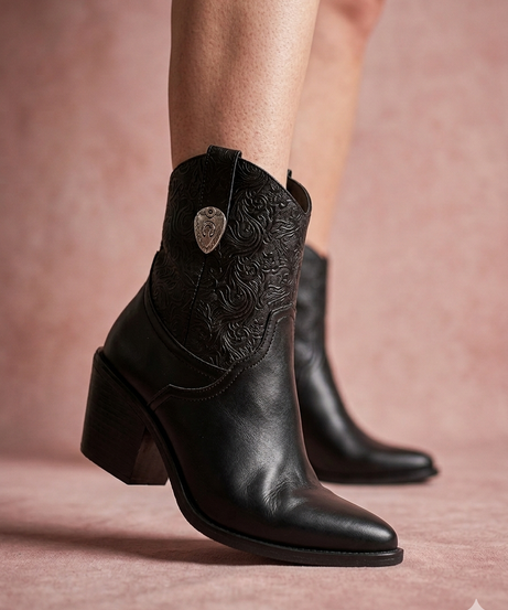 LBotin vaquero con detalle grabado tacón de 7 cm
