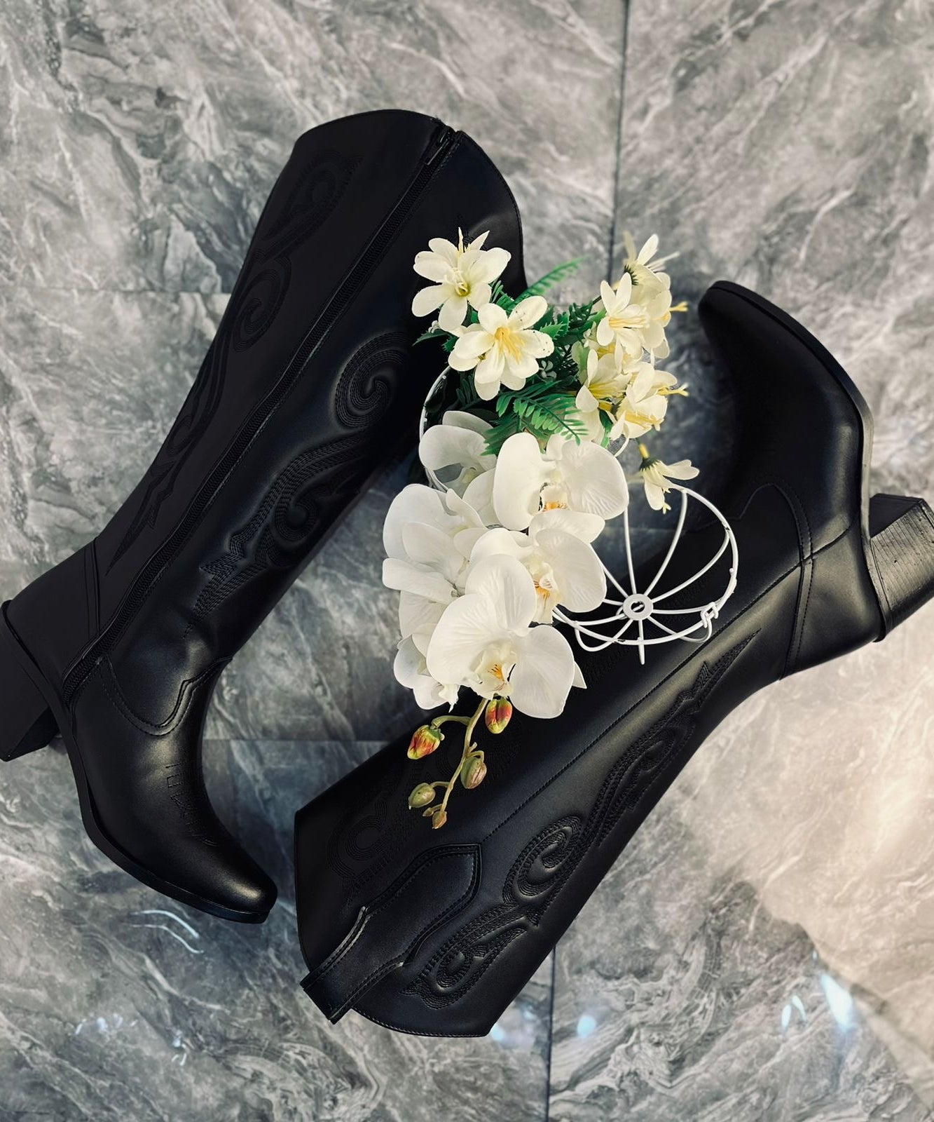 1219A Bota Vaquera Larga Tacón 7 cm con detalle bordado