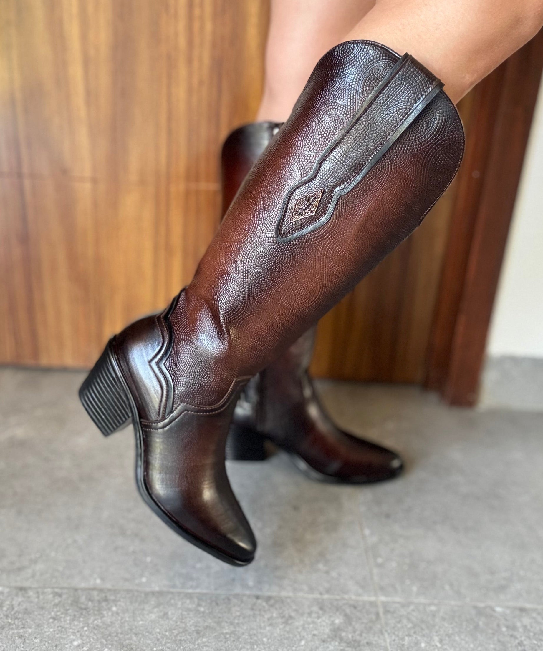 2025L Bota Larga Grabada