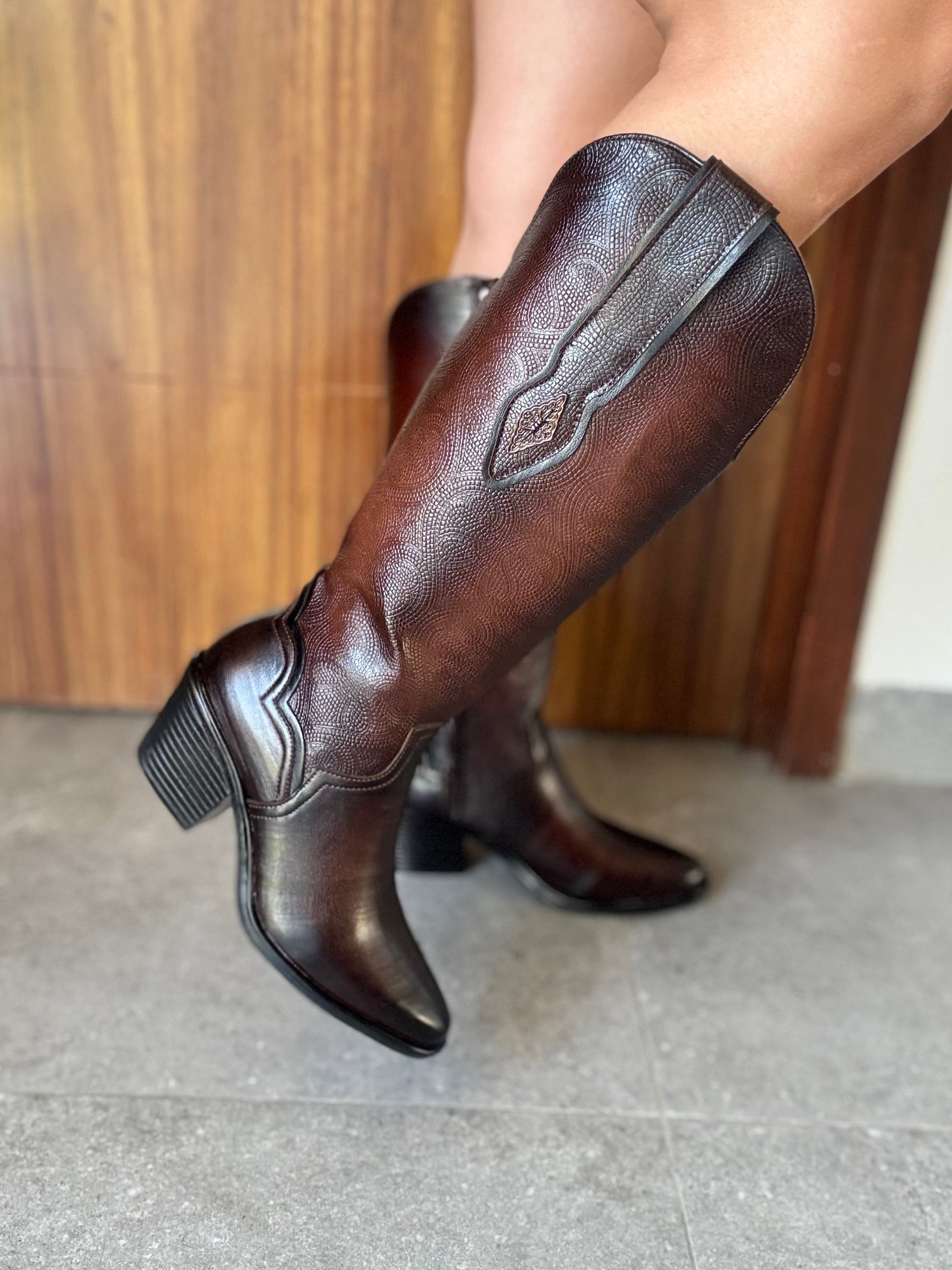 2025L Bota Larga Grabada