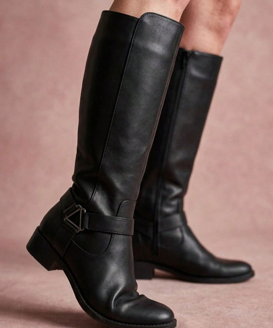 557L Bota de piso tipo polo con hebilla tacón 3 cm