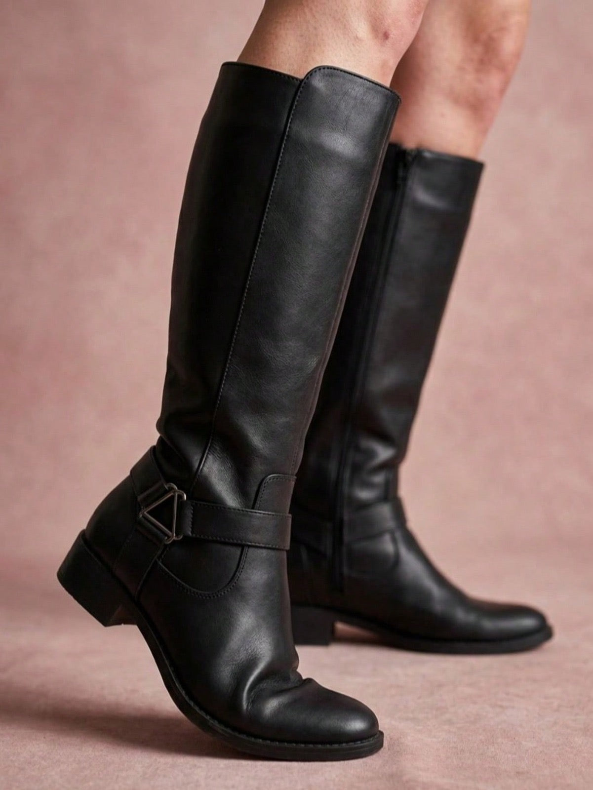 557L Bota de piso tipo polo con hebilla tacón 3 cm