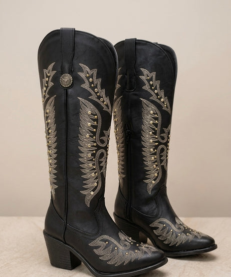 1040A bota de tubo alto con bordado y estoperoles tacón 6cm ￼
