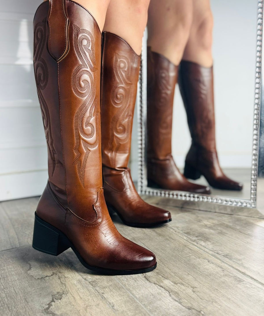 1219A Bota Vaquera Larga Tacón 7 cm con detalle bordado