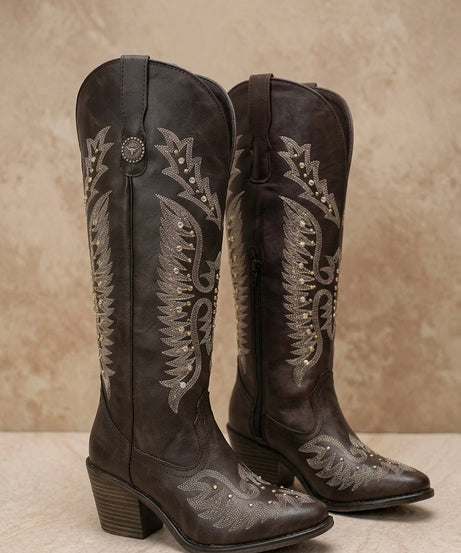 1040A bota de tubo alto con bordado y estoperoles tacón 6cm ￼