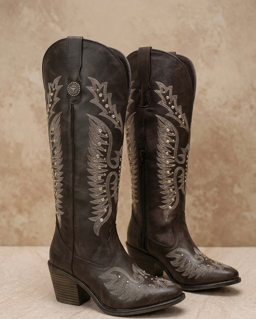1040A bota de tubo alto con bordado y estoperoles tacón 6cm ￼