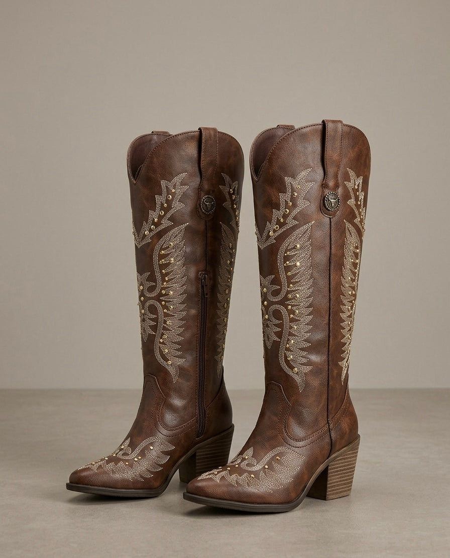 1040A bota de tubo alto con bordado y estoperoles tacón 6cm ￼