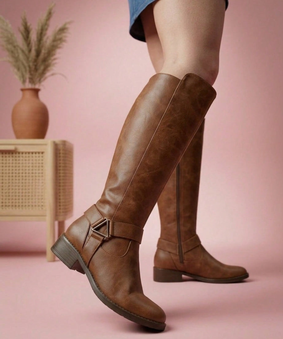 557L Bota de piso tipo polo con hebilla tacón 3 cm