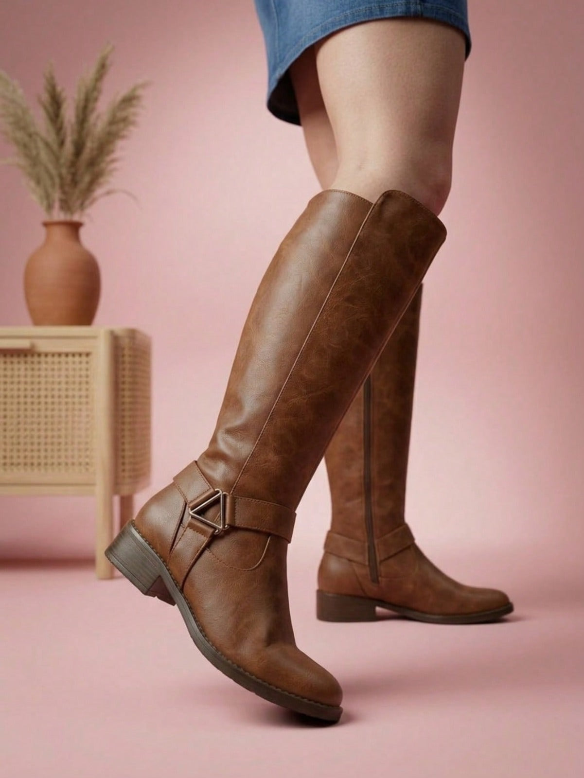 557L Bota de piso tipo polo con hebilla tacón 3 cm