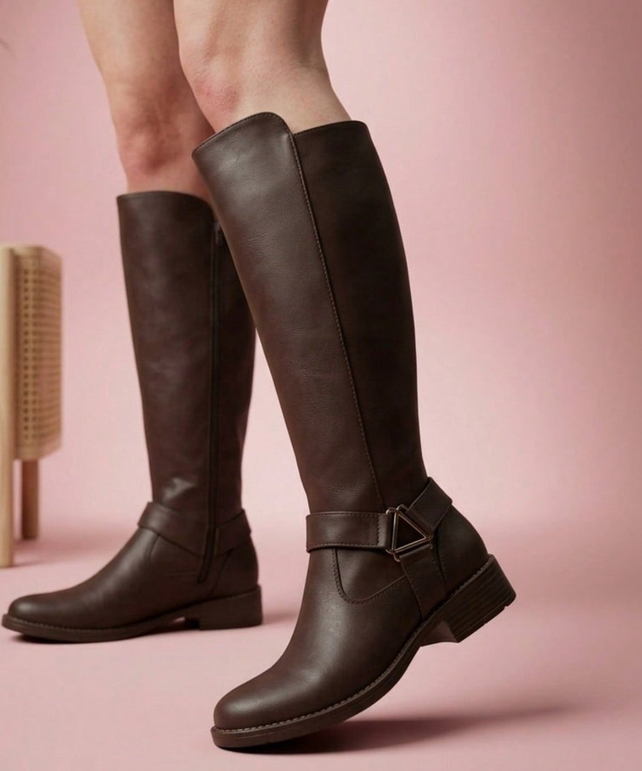 557L Bota de piso tipo polo con hebilla tacón 3 cm