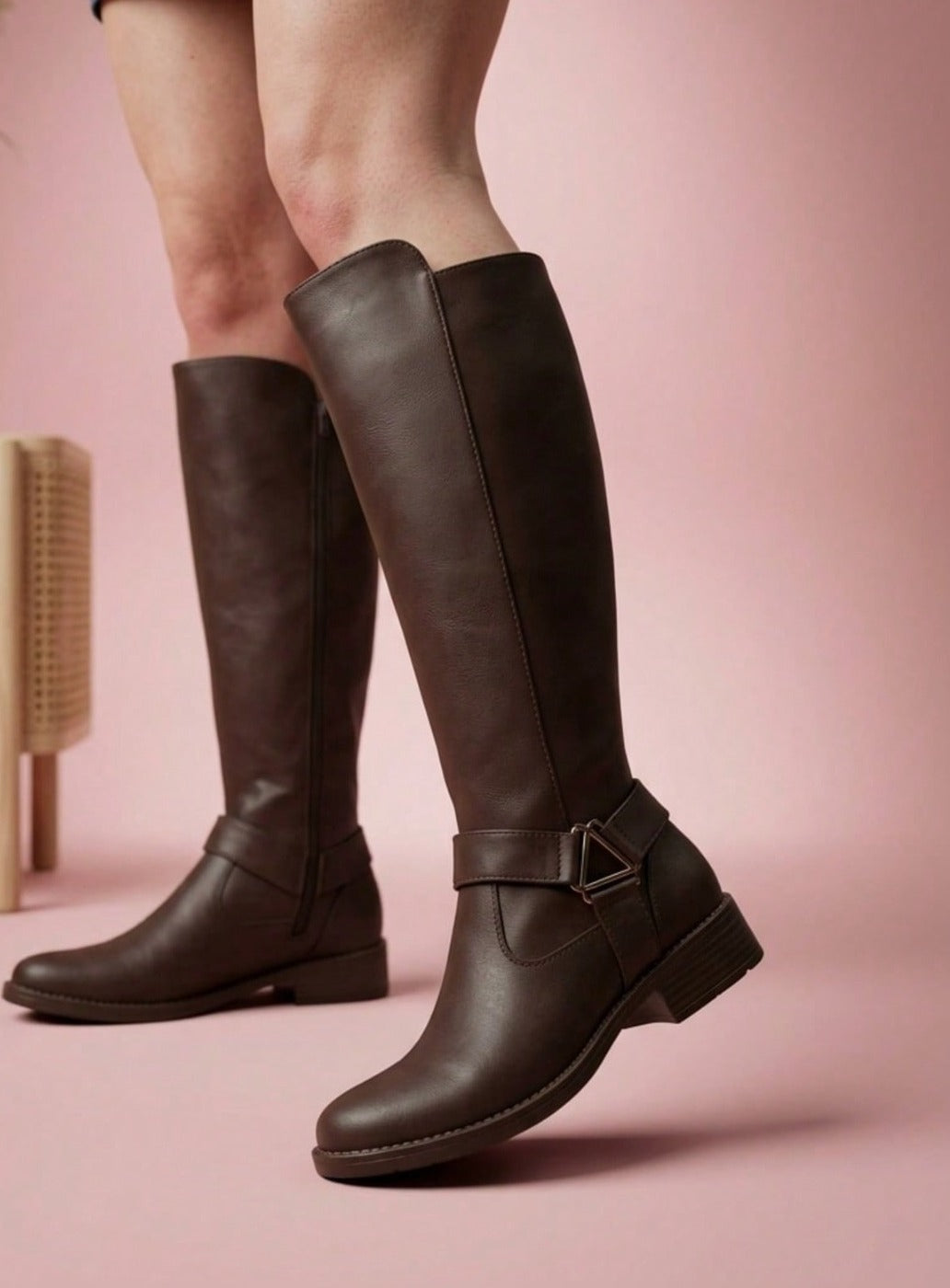 557L Bota de piso tipo polo con hebilla tacón 3 cm
